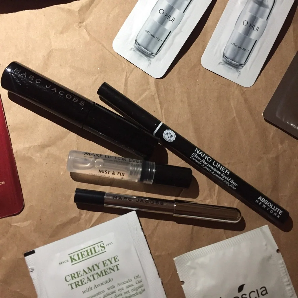 31 beauty samples & 2 cosmetic bags